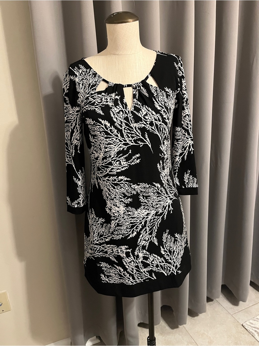 White House Black Market Black & White Keyhole Tunic